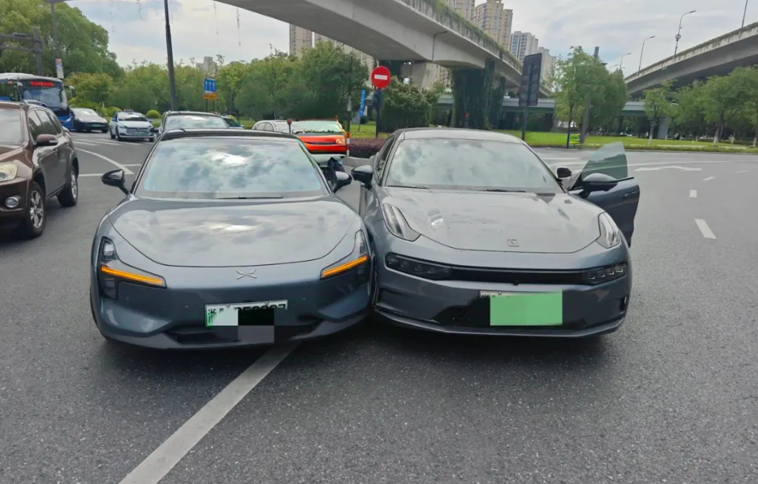 小鹏车主说，交警判的极氪全责！​​​