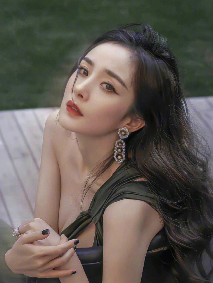 杨幂，这套绿色真的超级好看！​​​