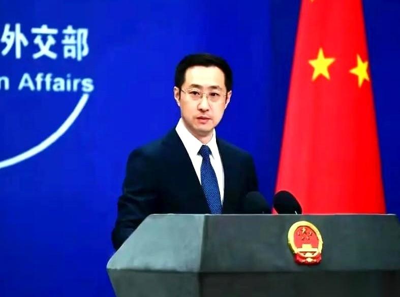 美国人要收拾咱们的运营商，结果评论区一堆人鼓掌叫好。这事儿就怪了。真的，太怪