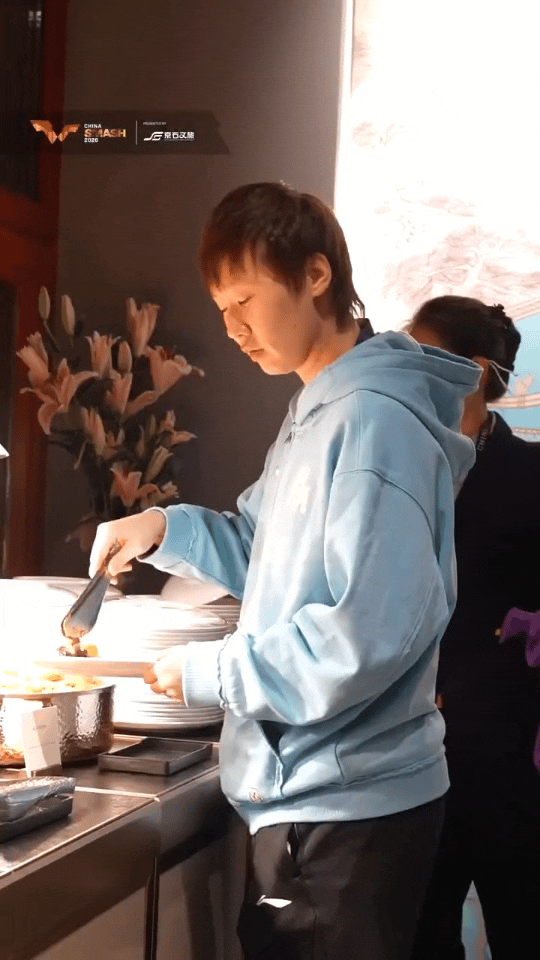 昨晚参加WTT中国大满贯球星欢迎晚宴的王曼昱，挑选美食中！本来为了备战名古屋亚