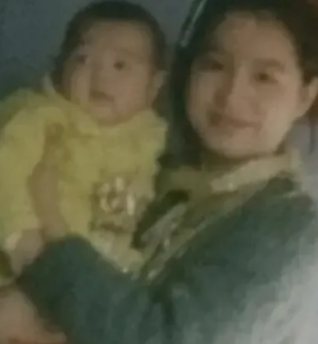 1976年，一个25岁的女知青抱着4岁的小男孩回到北京，母亲一见她就火冒三丈，指