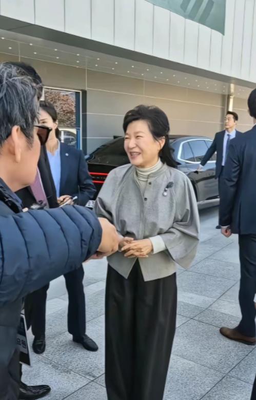 消息传来的第二天，朴槿惠还在保持沉默，想必她心里并不平静，那个曾经把她送进监狱的