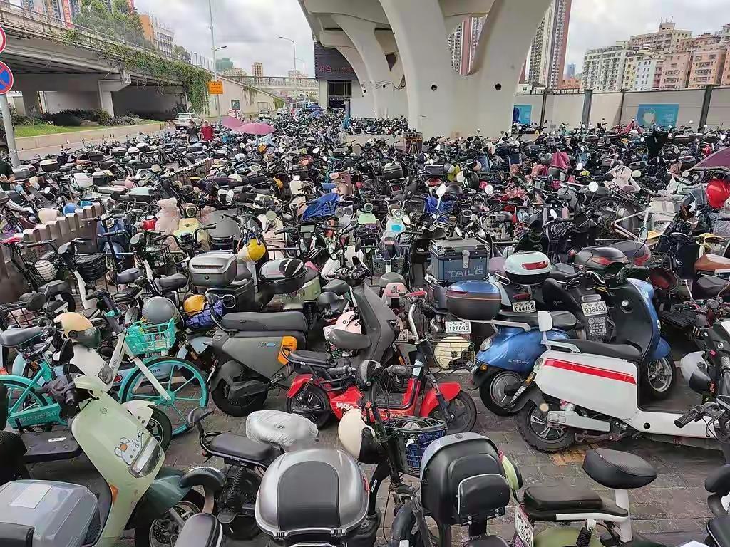 电动车停车乱象如何破局？多地探索治理良方——楼道堆成“停车场”，飞线充电