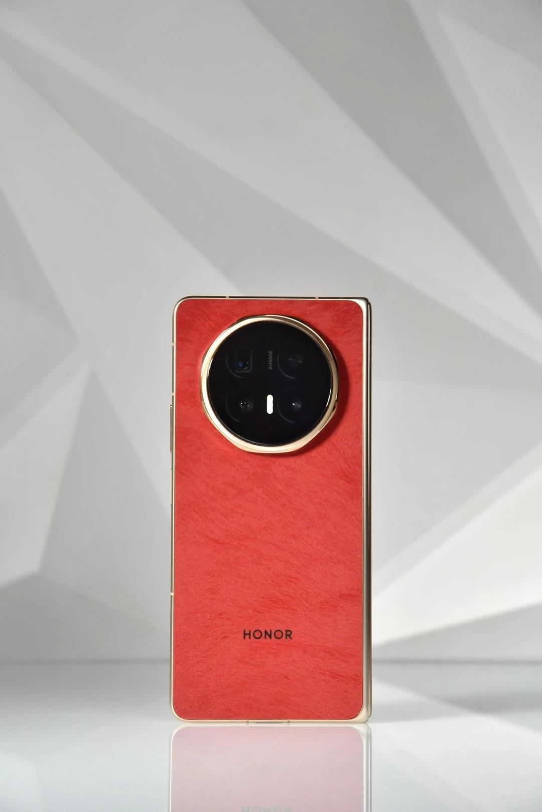 谁说有钱人用手机不戴手机壳，谁知道谢霆锋用的是哪个品牌的手机有人说是华为，有