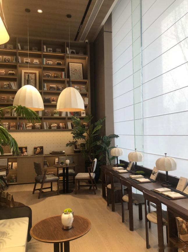 周末收了套房，仍是麓湖。当年摇号3倍熔断、限售5年，交房近4年。超高层，容积率是