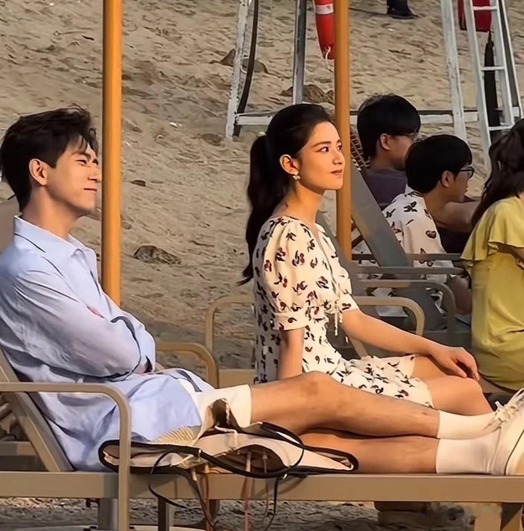 网友在深圳海边，偶遇李现、张婧仪拍戏！不得不说，明星和普通人真的差别很大，现实中