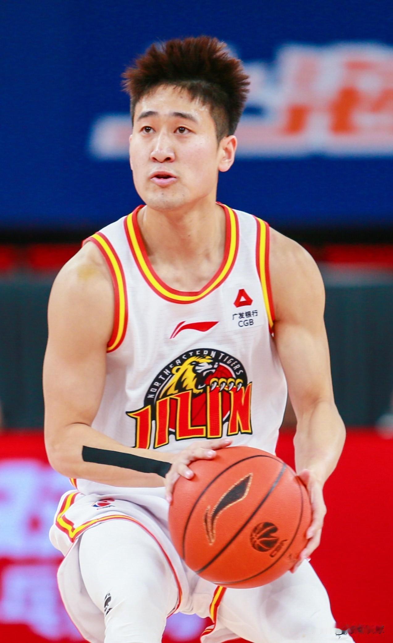 姜伟泽22分难救主！吉林85：95不敌上海，看看球员数据，谁尽力了？！01、