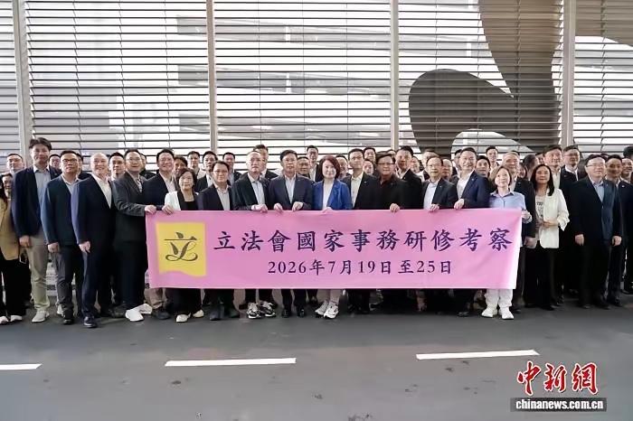 香港越来越会干了！7月19日早晨，香港立法会主席李慧琼带着全体议员从香港国际