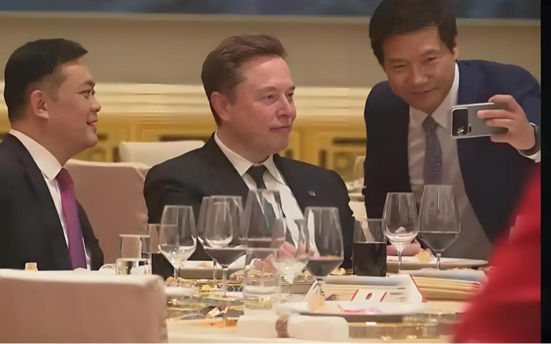 雷军求得了与马斯克的合影。不过雷军要合影的时候，雷军是站着的，马斯克是坐着的，马