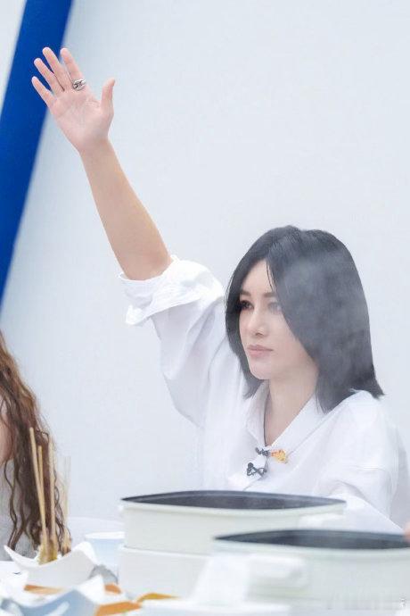 尚雯婕王濛是同一年夺冠的王濛遇到尚雯婕也变妹了谁都没想到两位行业顶尖人物，竟然在