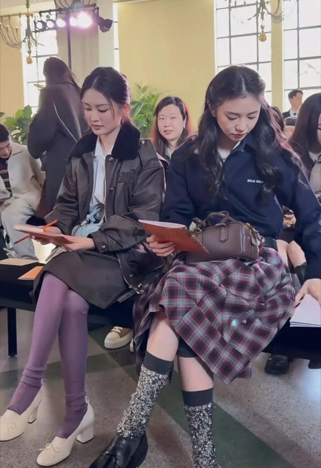 李沁、刘浩存现身上海参加活动，本人巴掌小脸超吸睛，比一旁浩存脸小好多，好美好权威