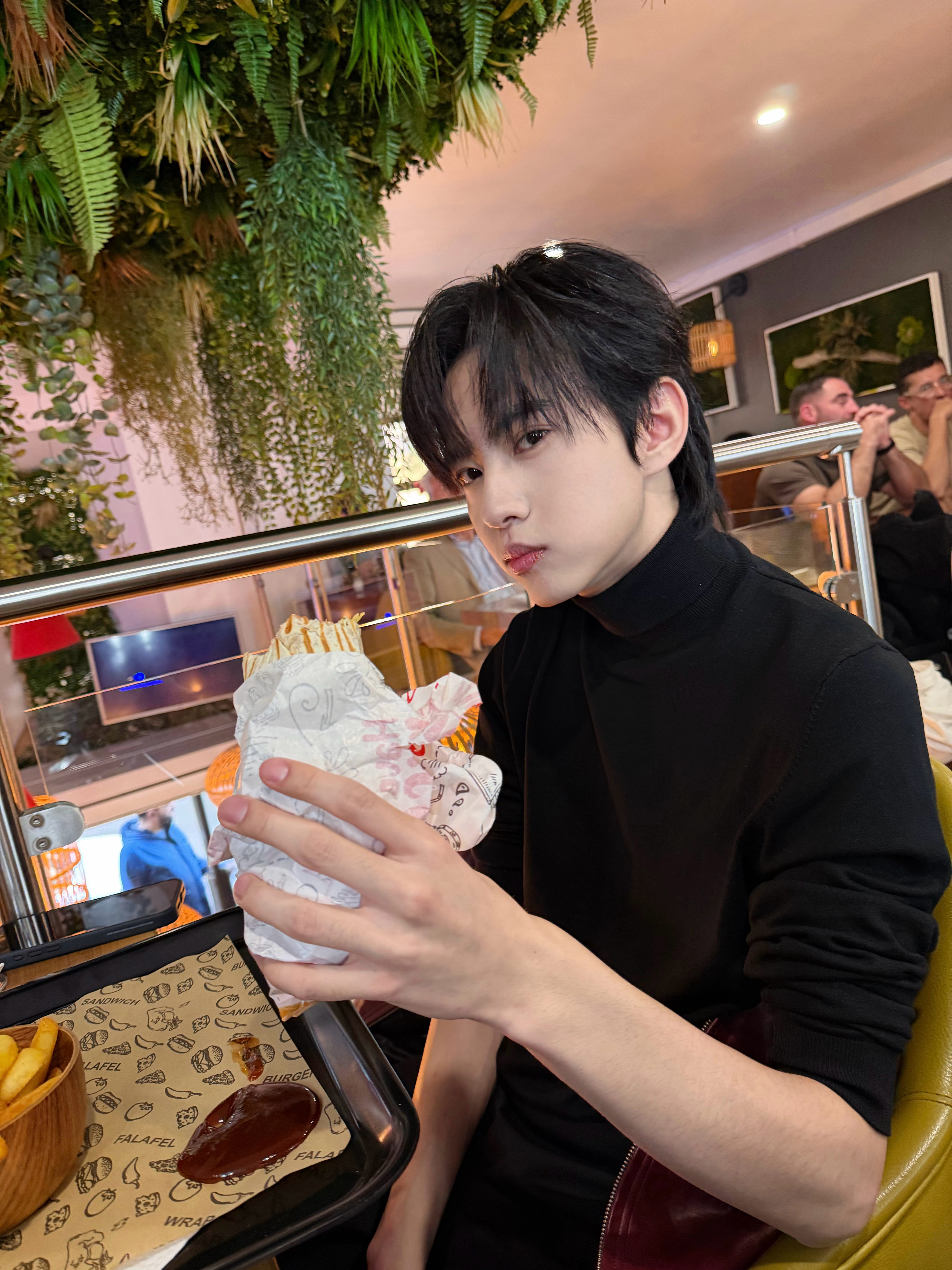 小女孩嚼嚼嚼🌮