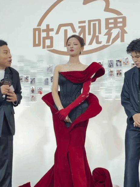 这到底是谁想出来的⁉️让他们仨走红毯‼️😂当杨超越带着“卧龙凤雏”走上红毯?