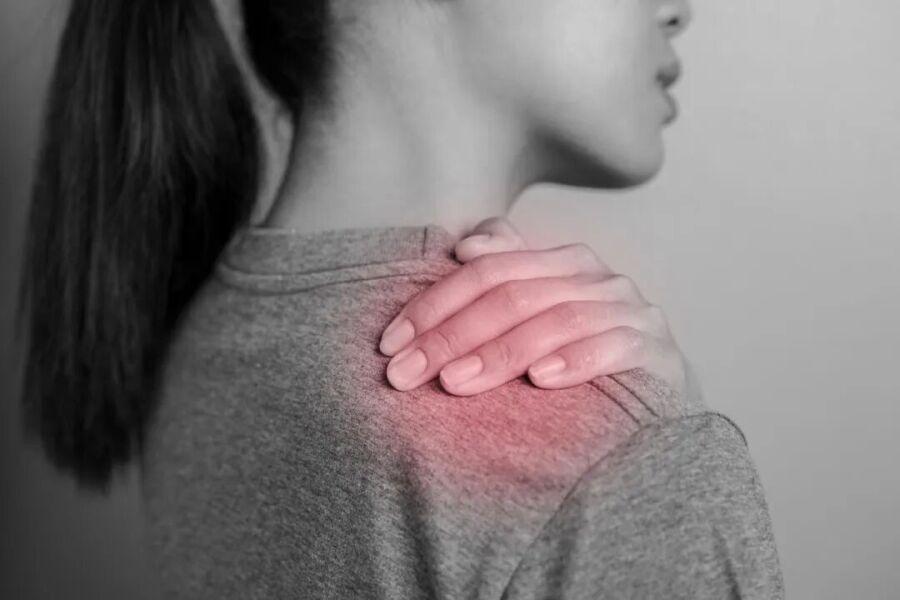 40岁后，肩膀真会“断崖式”衰老。我身边好几个40多岁的朋友，都喊着肩膀酸痛、活