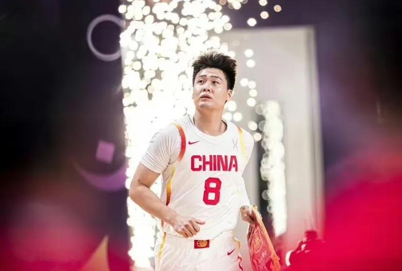 中国男篮队长赵睿：“我不想浪费在国家队的时间！”有担当，有责任心，他从青涩小弟到