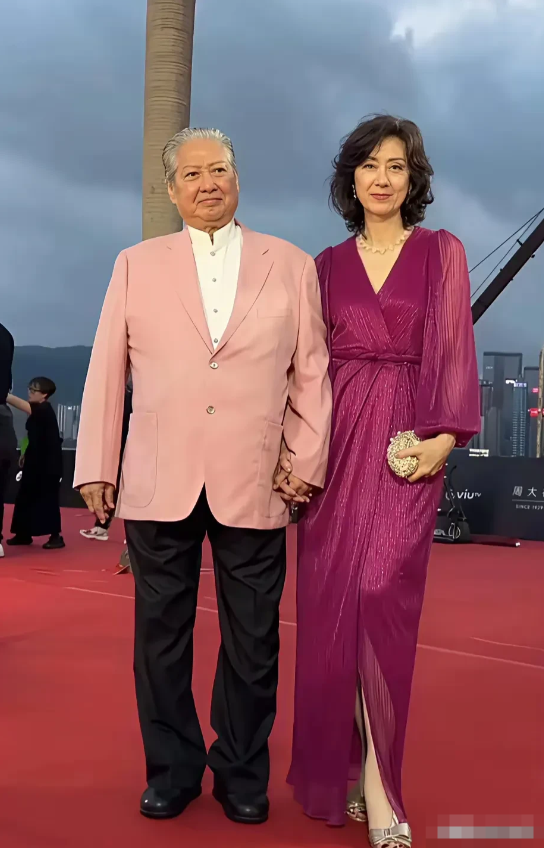 她是混血港姐，竟嫁给了洪金宝，年轻时的她，美艳绝伦，连李嘉欣都稍逊一筹，如今，她