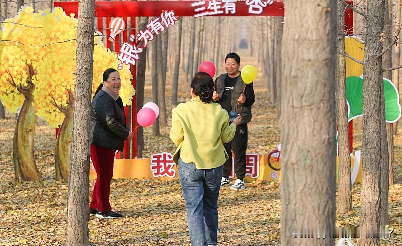 经人牵线，一对男女前去相亲，俩人唠了没几句，男生就直愣愣问女生：“你到底有没有看