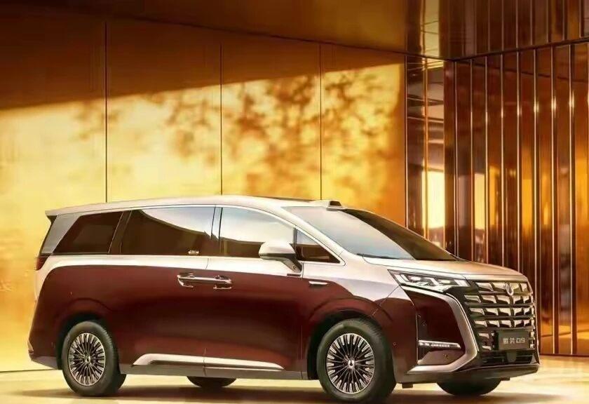 新款腾势D9续航炸裂！插混纯电突破400km，二代刀片电池+闪充太狠了新款腾势D