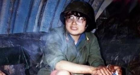 1987年老山战场，有个小战士身受重伤，医护人员将他衣服全部剪掉，一名女护士走过