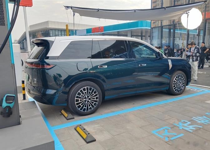 4.9秒破百，比亚迪“大唐”实车曝光，能不能火关键看定价？日前，比亚迪的一款无伪