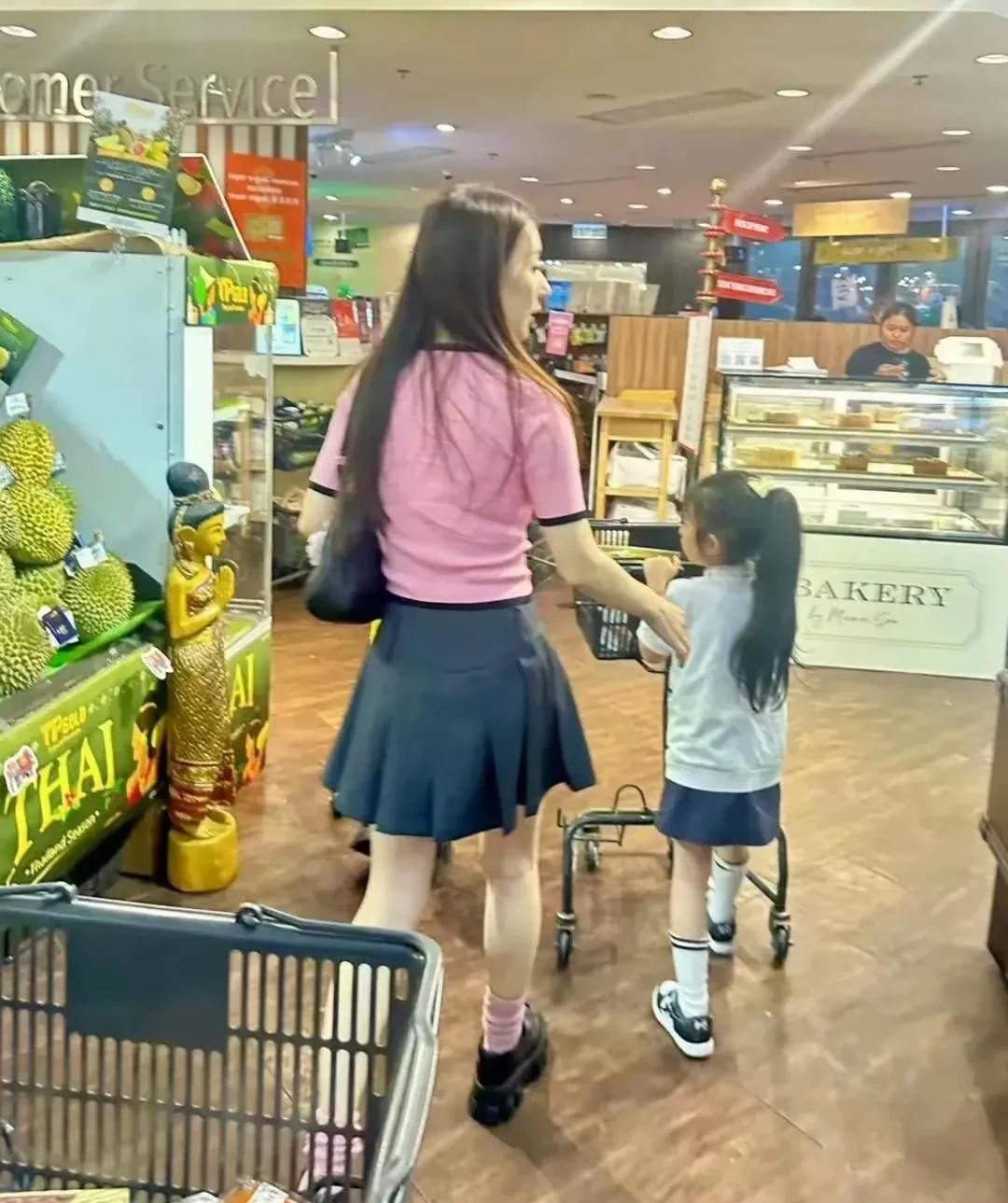 方媛怀三胎后穿短裙厚底鞋带女儿逛超市，她的背影看起来和少女一样，她身高不高，但是
