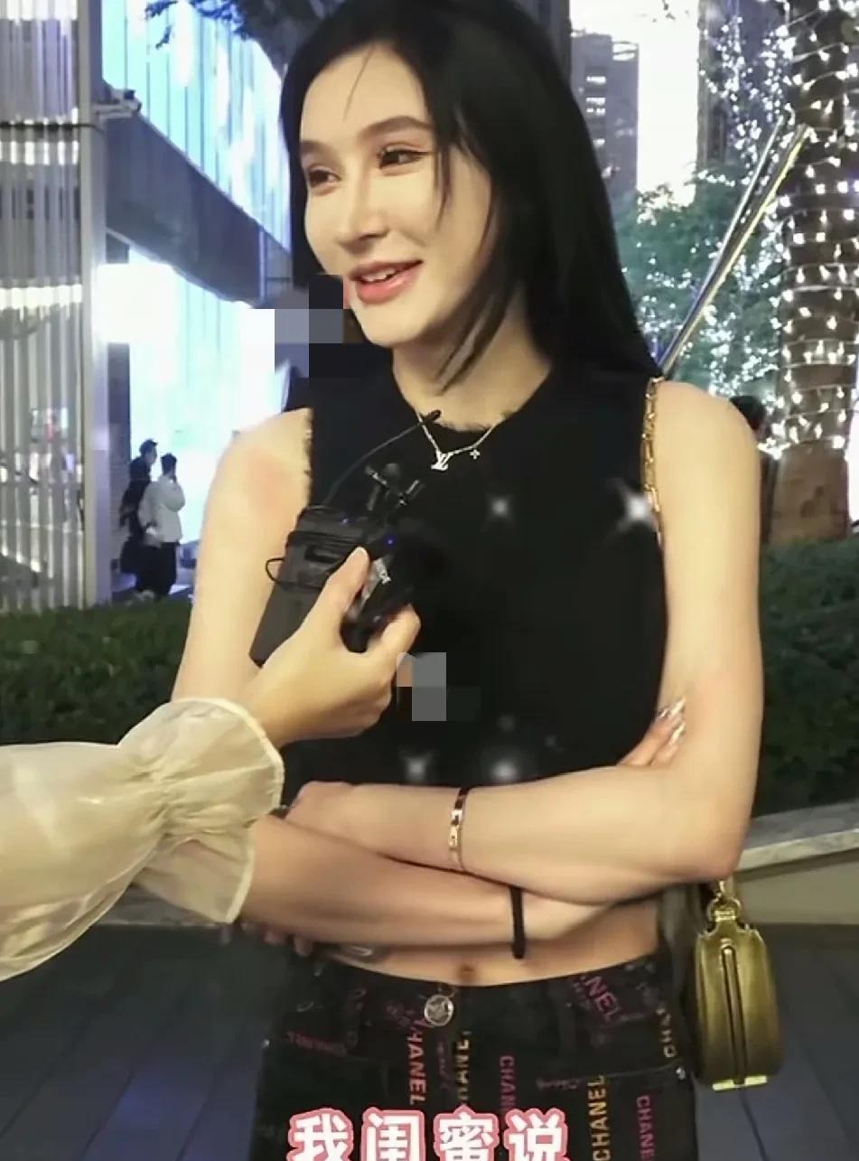这大姐好有自信啊，她的自信来自她的闺蜜。问：男生要是想娶你，你看需要多少彩礼。