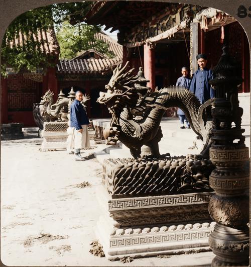 1900年，紫禁城储秀宫。青铜龙炉雕鳞角、饰回纹，乃慈禧御用陈设。宫门洞开，几名