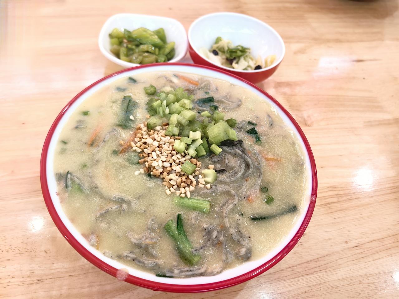 昨天的中餐吃的芝麻叶杂面条，这可是家乡的特色小吃，软滑黏糊、香气扑鼻。做这面