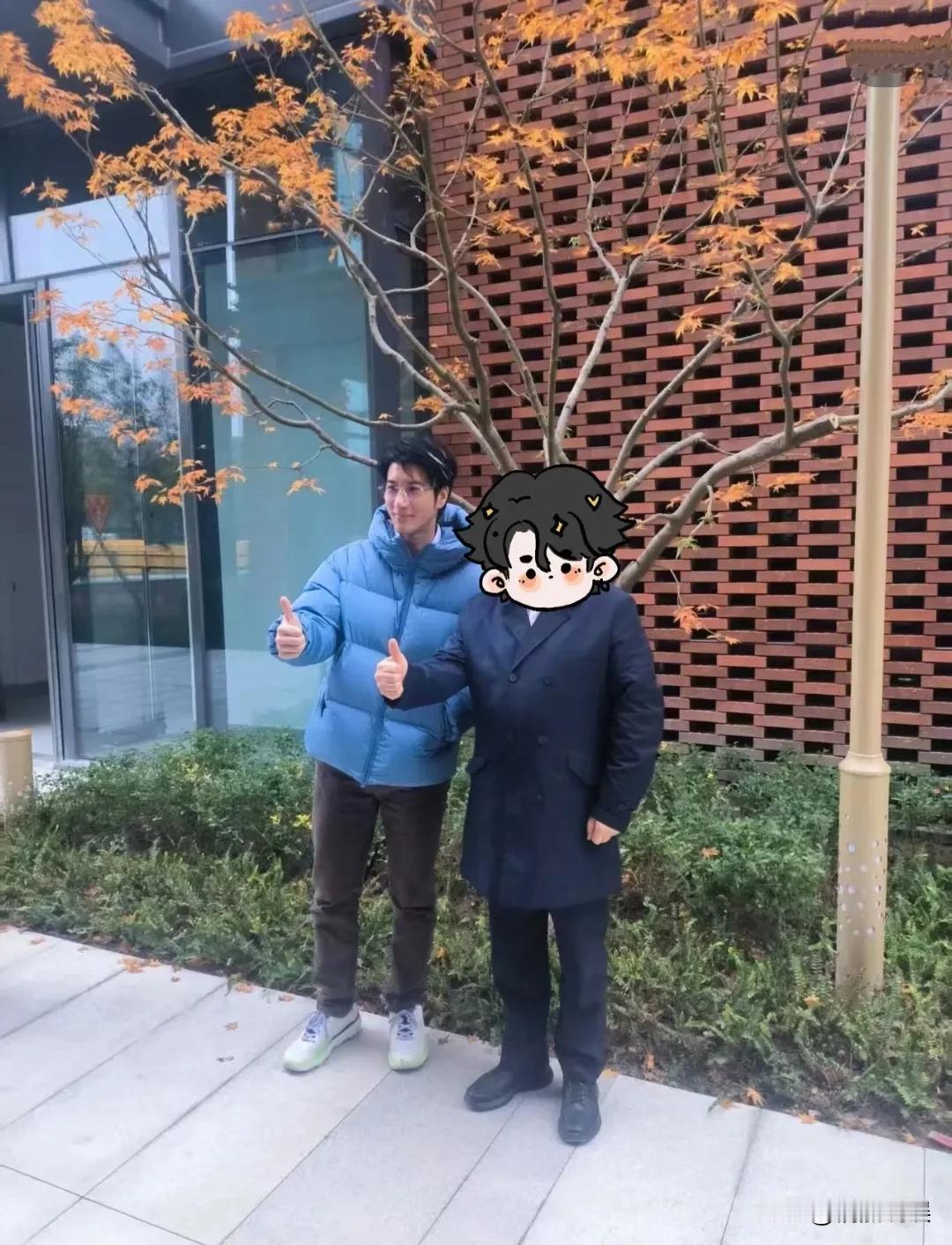 感觉王力宏，是全网最没有物质欲的明星，他是真的毫无偶像包袱。他现身浙江萧山，穿