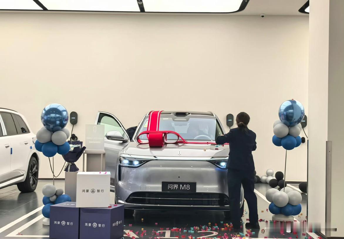 走到鸿蒙智行的交付区，我就听到一声炮响，走进一看，诶！原来是有车主提车给准备的小