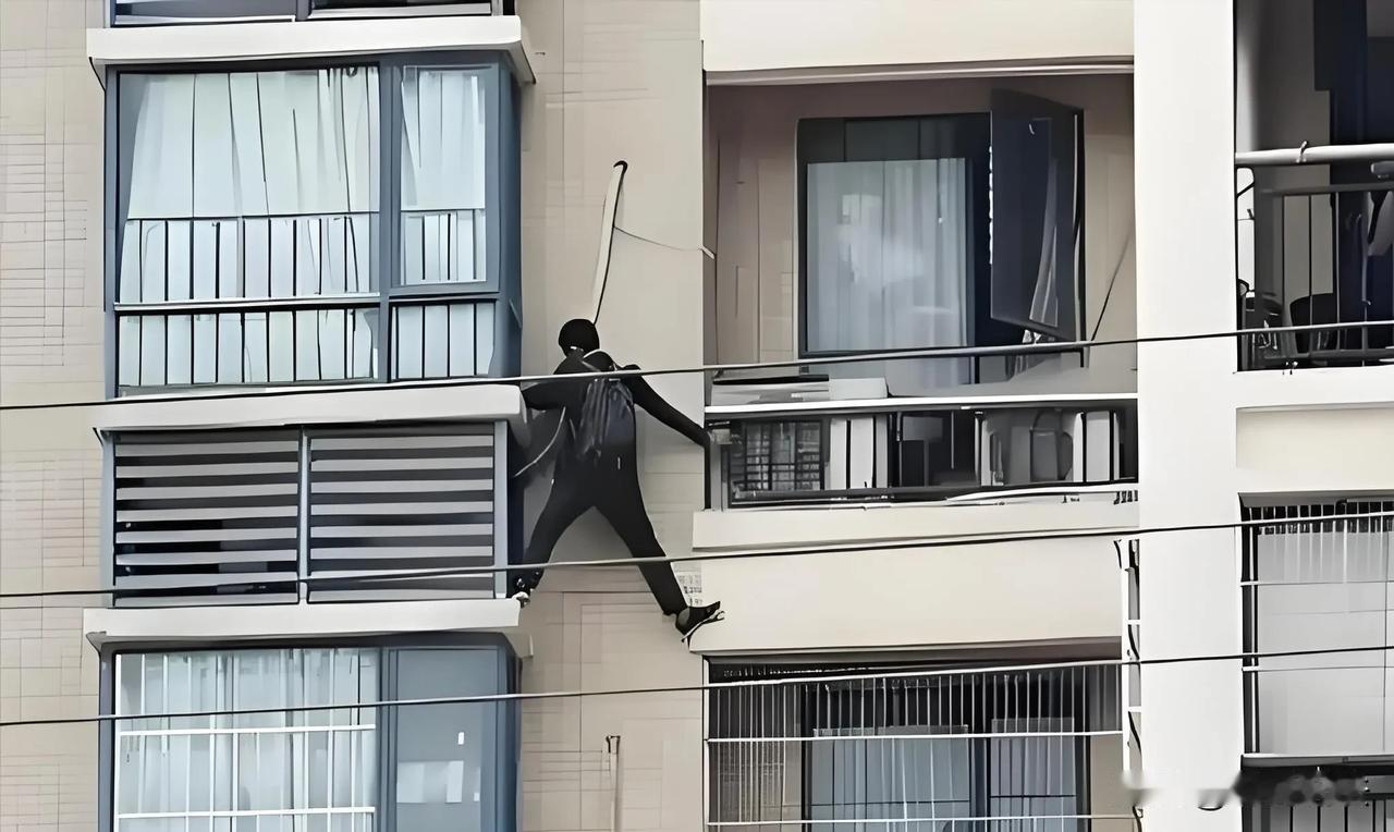 浙江绍兴，一男子发现，楼下房屋无人居住，他从阳台翻入，偷走了电视机2台，茶叶瓷器
