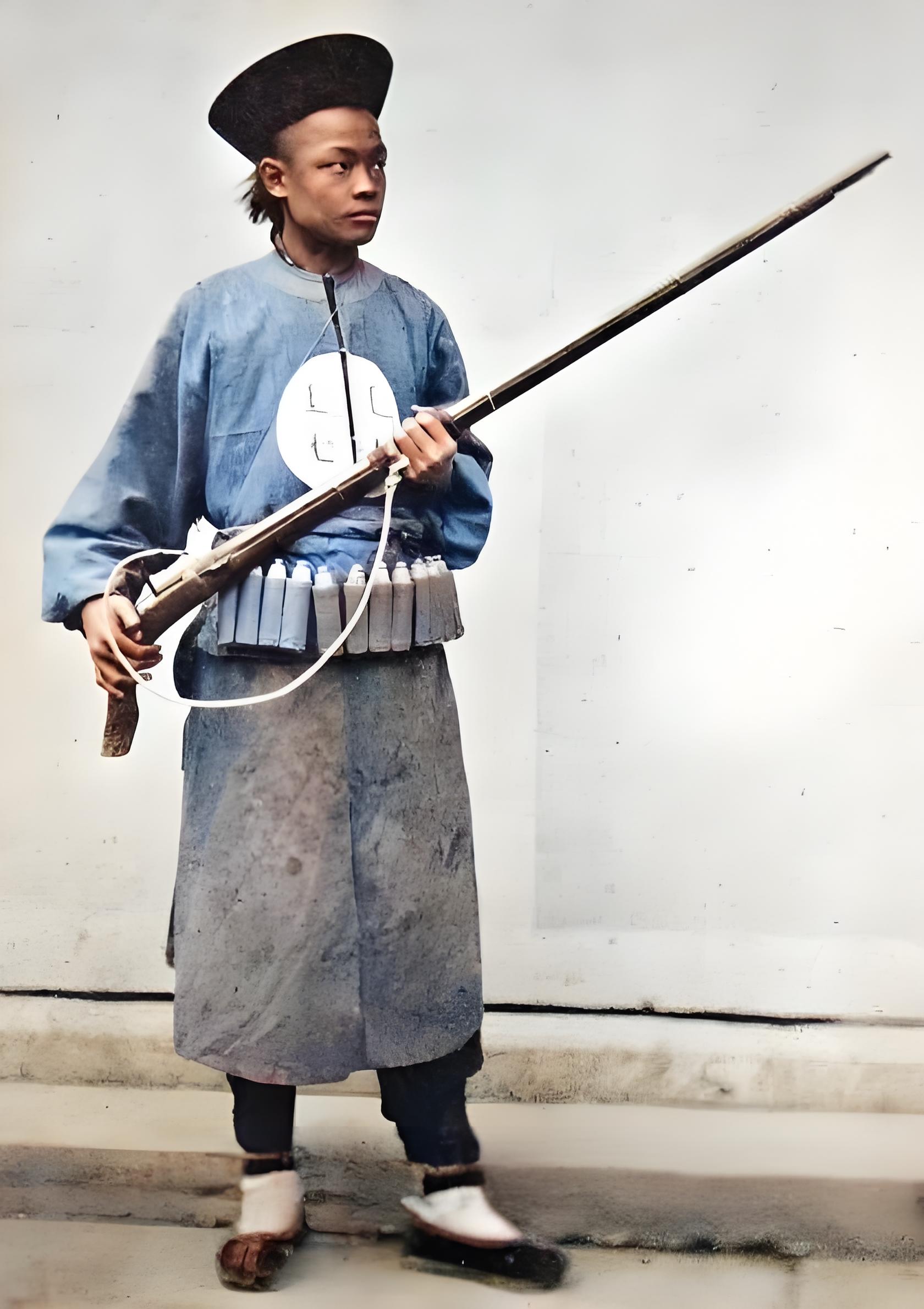 这是晚清时期一名清军士兵的老照片，能直观展现当时清军基层官兵风貌。他头戴标志性的