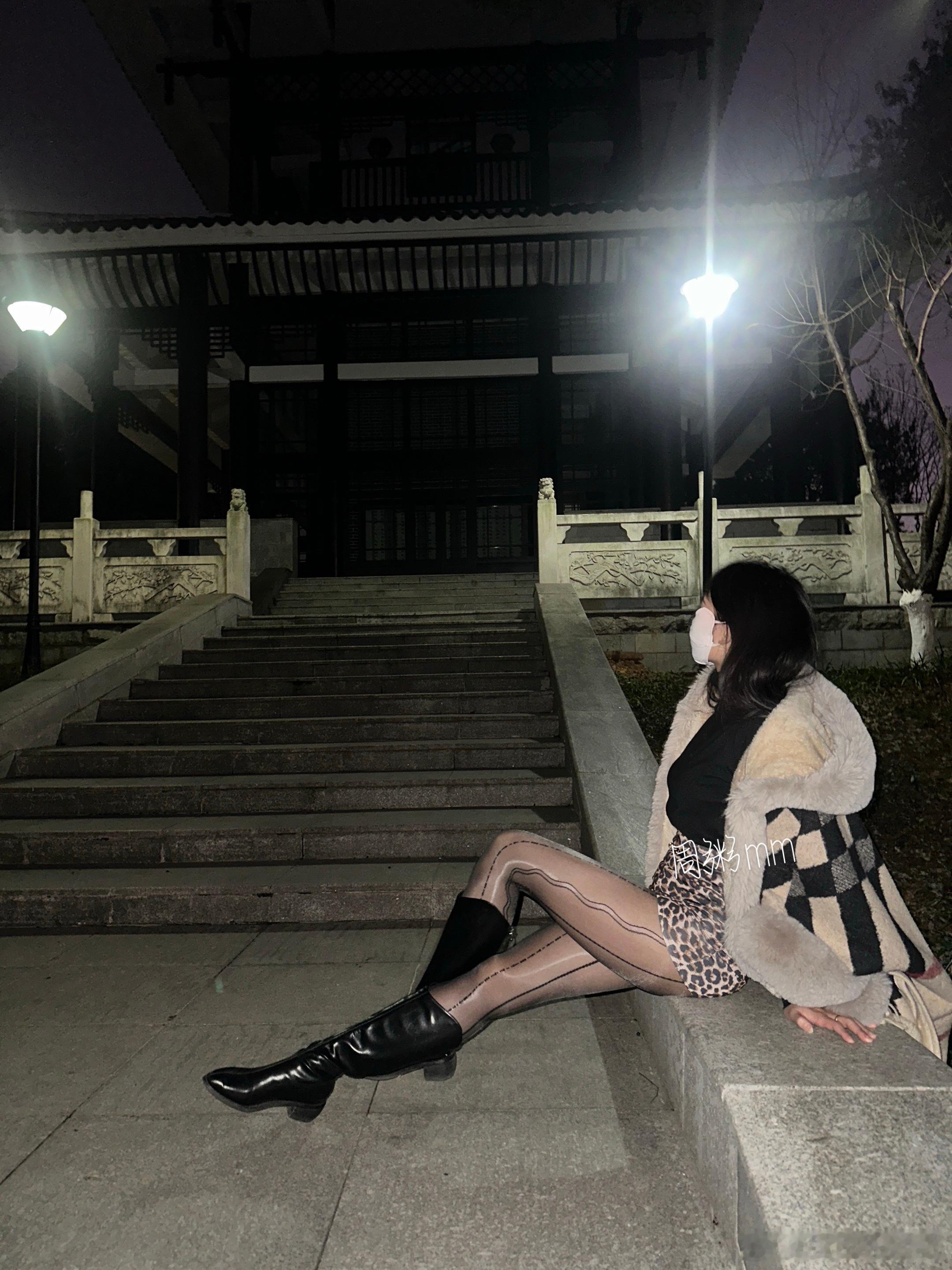 低头看不到脚尖，并腿看不见缝隙