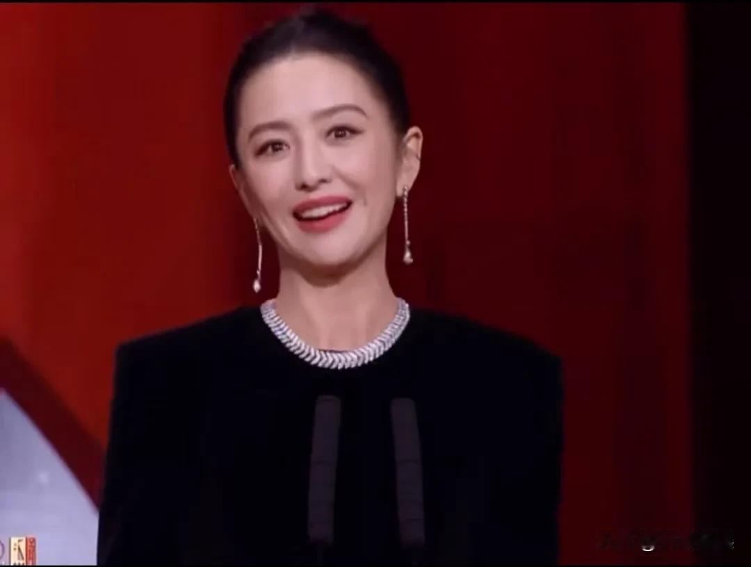 要我说，陈思诚现在肯定后悔了吧[捂脸哭]就在金鸡百花电影节上，佟丽娅作为颁奖嘉宾