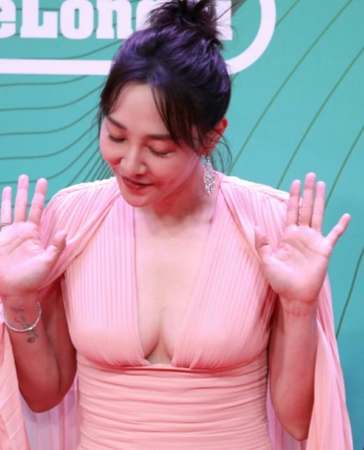 这样舒服吗？无拘无束的，41岁的白百何真敢穿，成熟女性的美一览无余。白百何精