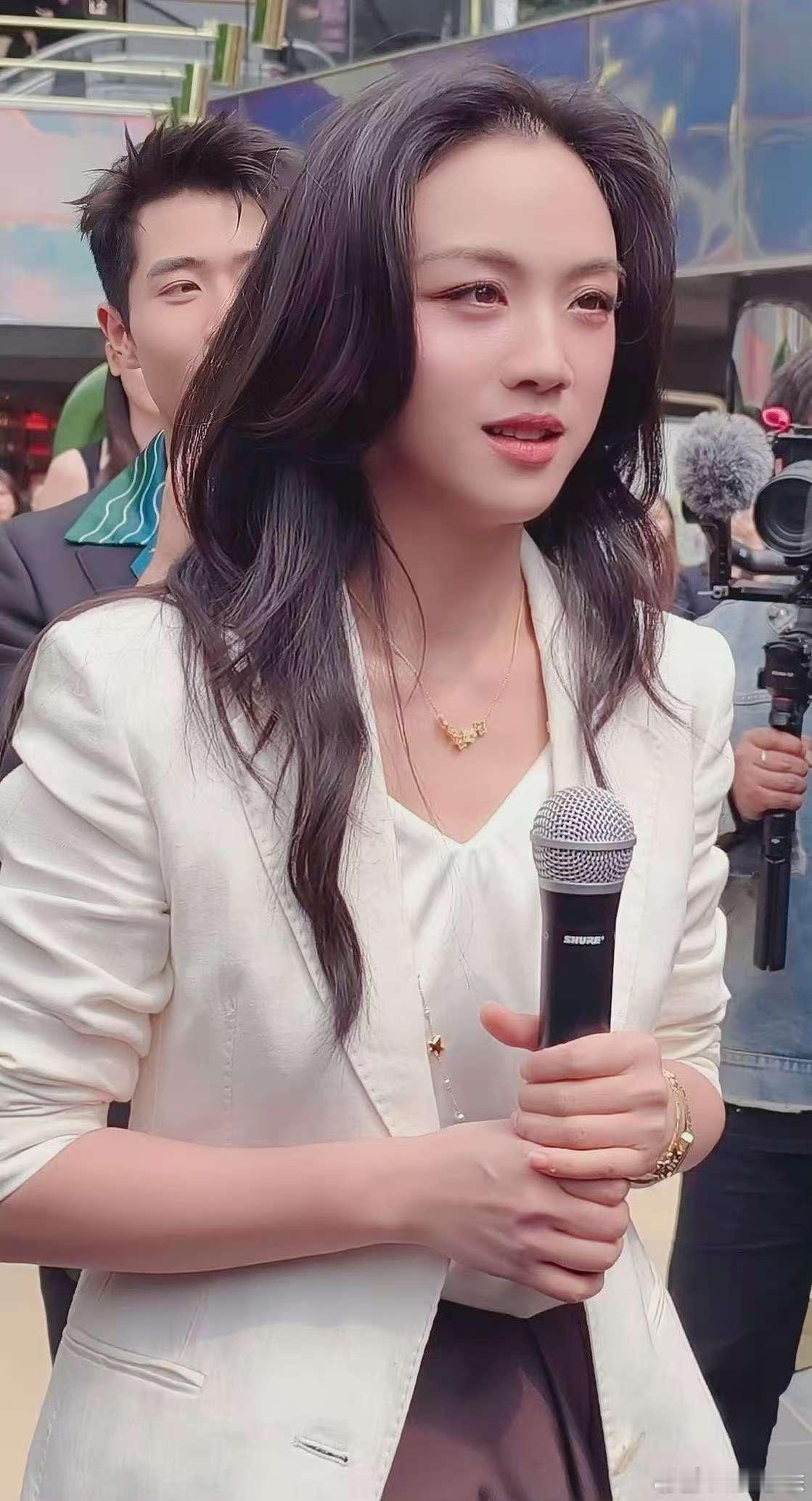 汤唯三里屯活动汤唯北京三里屯汤唯三里屯活动路透，真的很有气质啊​​​