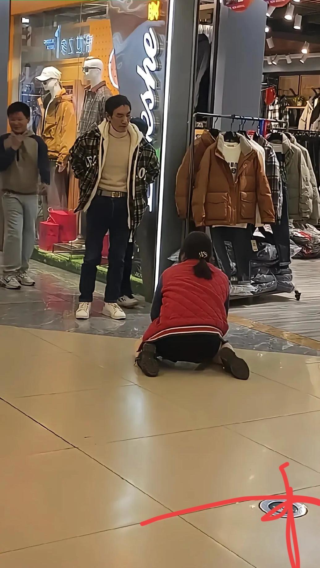 天啦当刷到湖北女子为200多块羽绒服给老公下跪的视频我气得浑身发麻寒冬里