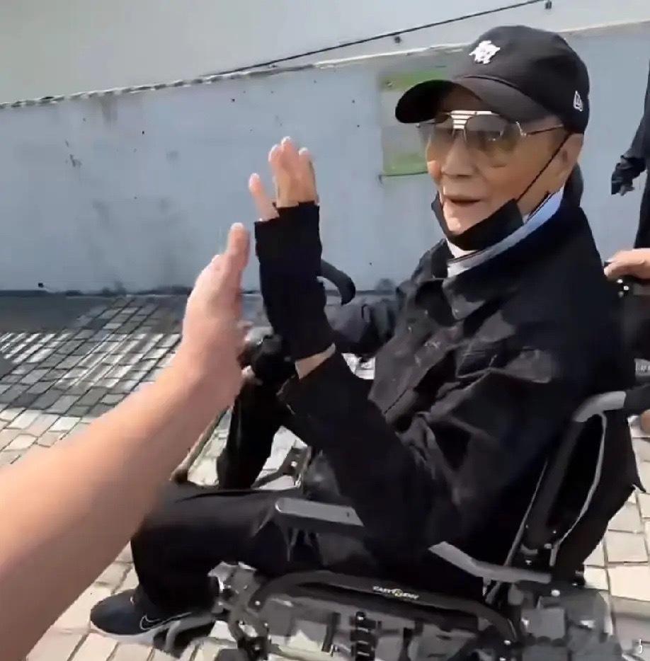 太平山顶偶遇谢霆锋父亲谢贤网友太平山顶偶遇谢贤谢贤现身香港太平山顶悠闲出游，红衣