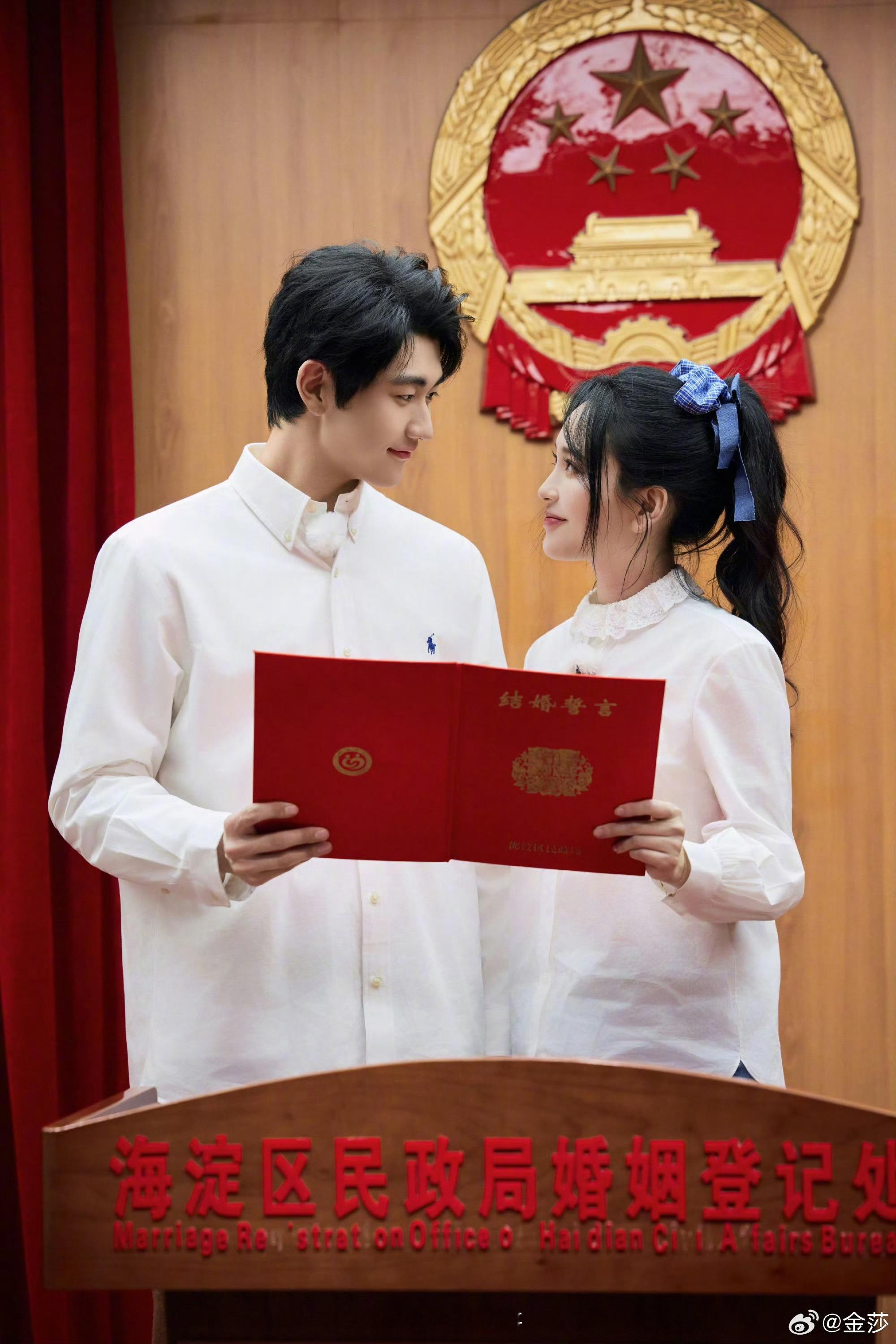 金莎宣布和孙承潇结婚去年年底，孙承潇向金莎求婚