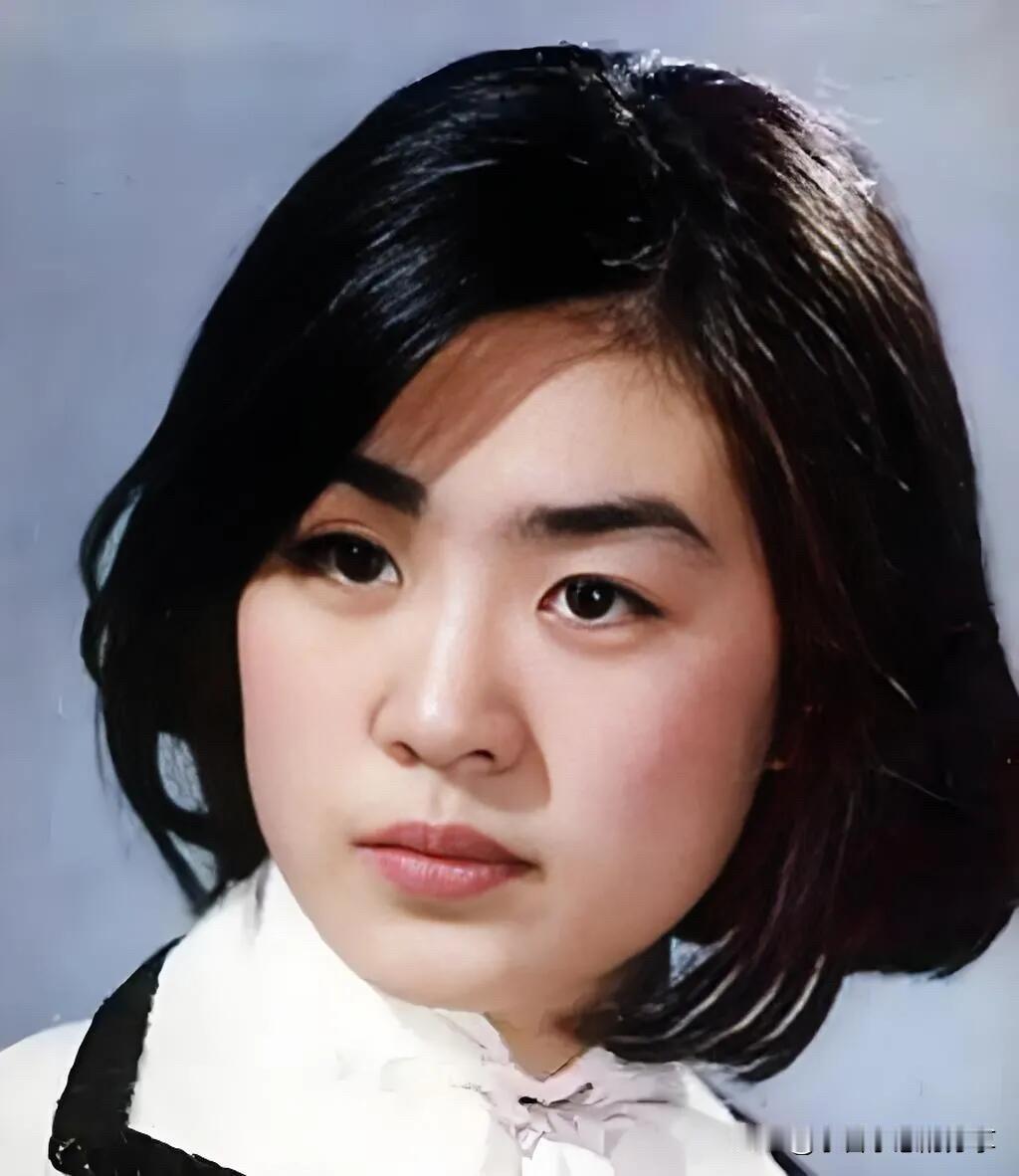 当年看她演《牧马人》时就觉得她很漂亮，清纯动人，有种气质美，越看越有魅力，颜值比