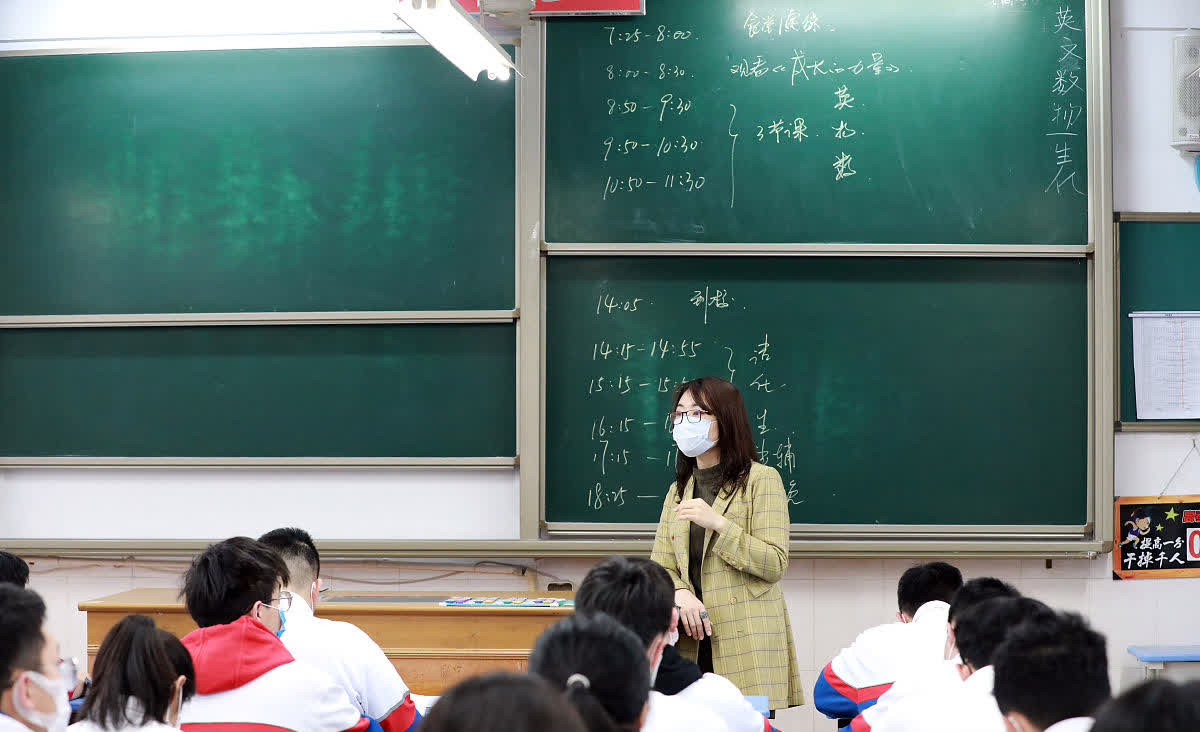 老师难，难于上青天。学校楼梯扶手变滑梯，熊孩子玩得兴起，班主任李老师制止，反