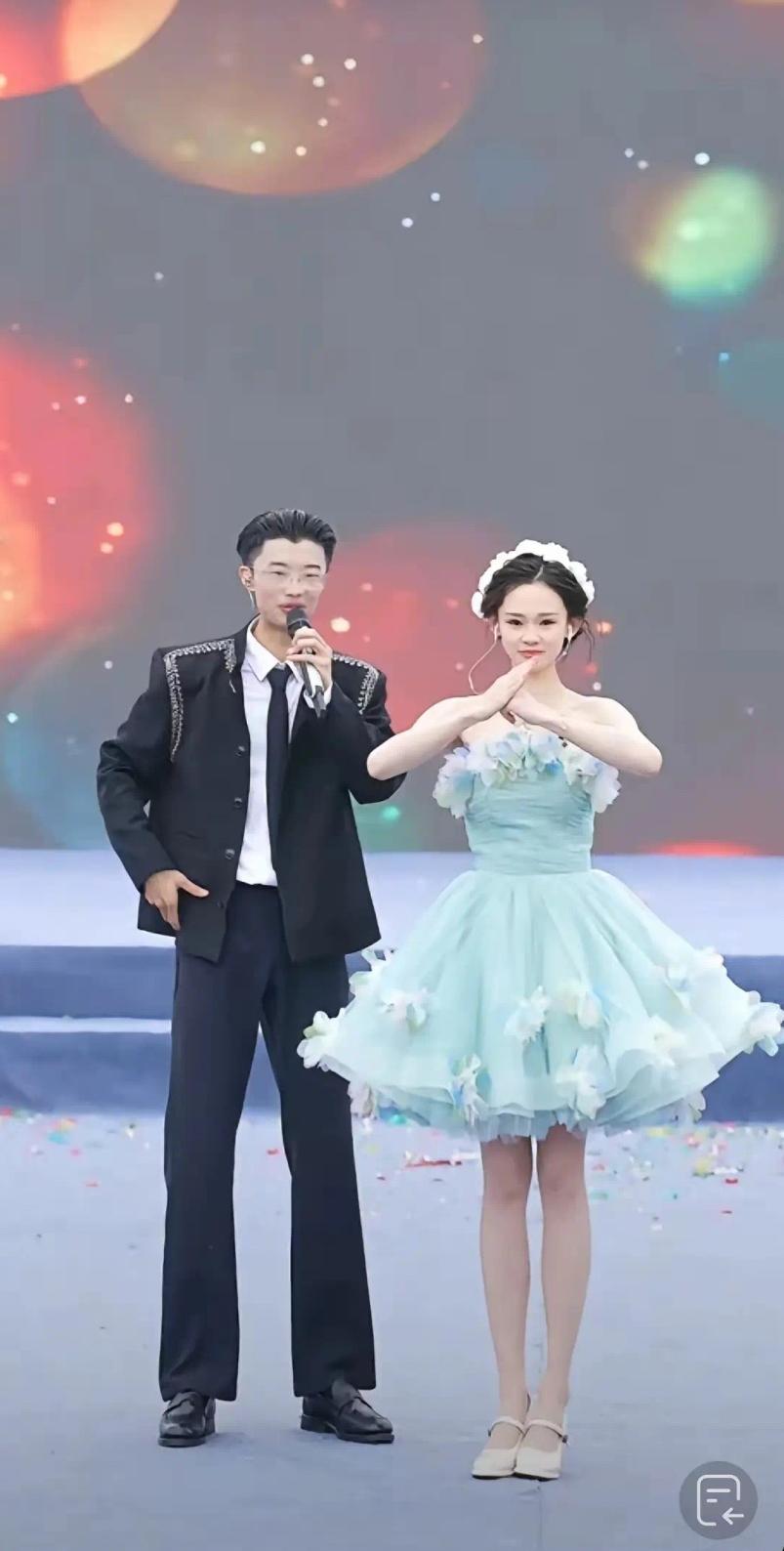 郭有才老师成了抖音网红不倒翁，别不服！这几天他热度依旧爆棚，每场直播在线人数全程