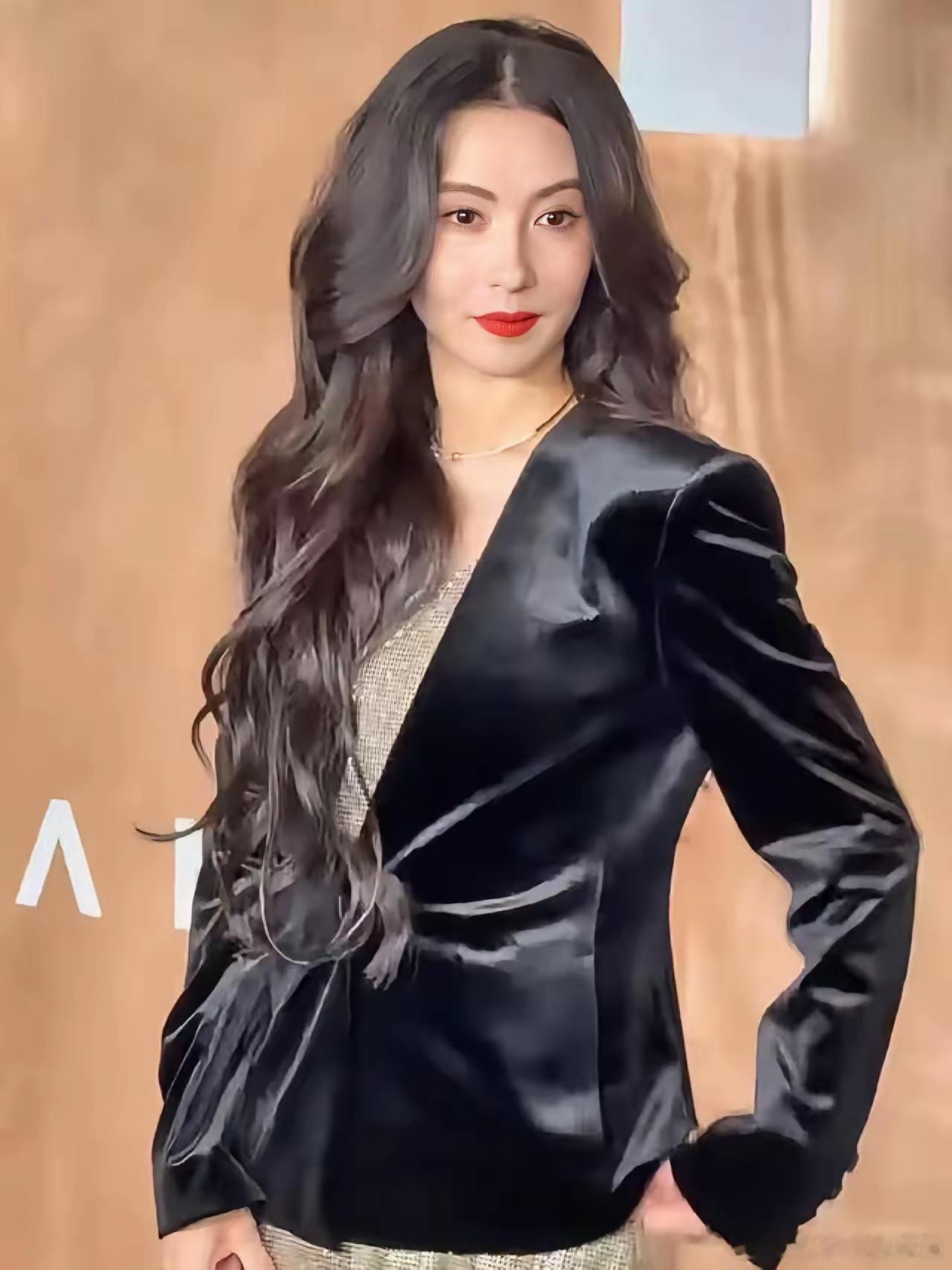 王晶爆料张柏芝不拍戏的原因，​次要原因是照顾三个儿子，主要原因是身体不好​王晶说