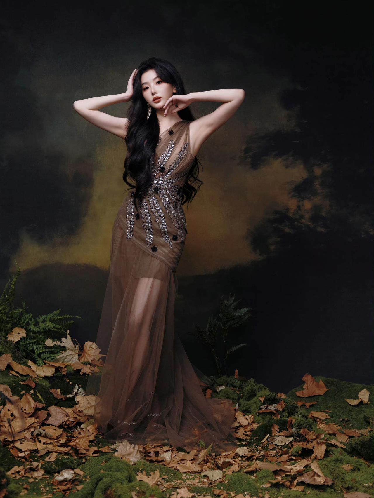 梦幻森林中的优雅女神，黑发如瀑，长裙飘逸，宛如童话中的仙子。孔雪儿！