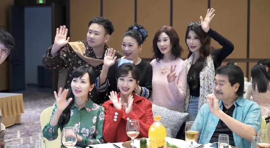 赵雅芝对老公黄锦燊真好，参加胥渡吧庆功宴，时刻把他带在身边!4月5日，赵雅芝