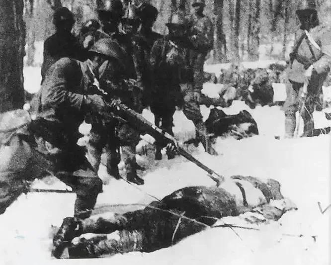 1937年，抗联成员黄有不幸被日军俘虏，为了将鬼子骗进深山，他假装投降：