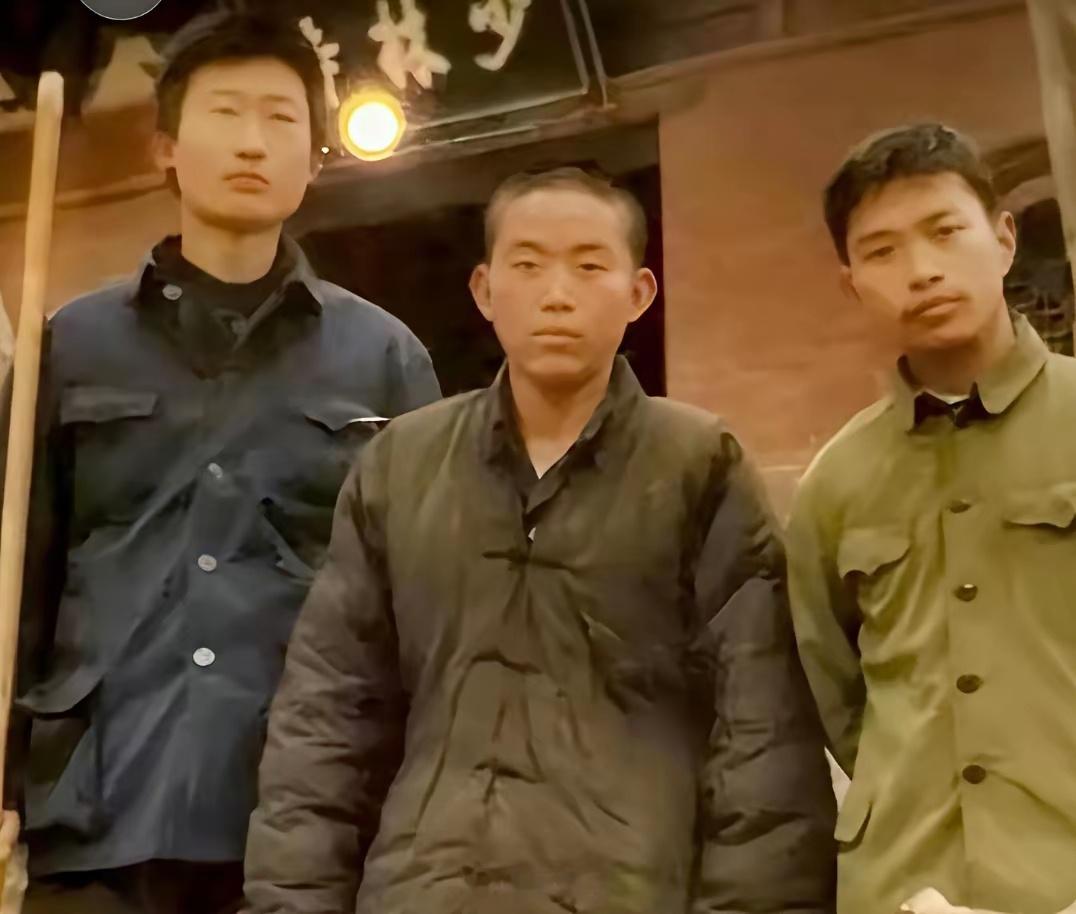 大家认识两张照片分别是谁吗？第一张是老照片，第二张是新照片，不久前这两位都是家喻
