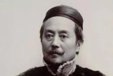 一次，辜鸿铭参加宴会，一位美国女人一脸鄙夷地看着辜鸿铭，上菜时，她故意用嘲讽的语