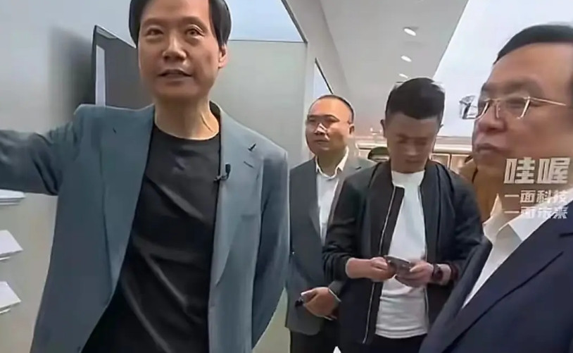比亚迪接下来有可能会调整方向王传福参观小米汽车工厂后，感慨颇多！他发现小