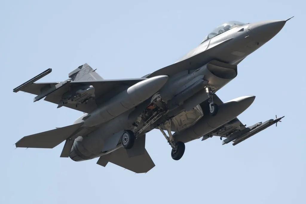 台湾地区空军142架F-16A/B性能升级到F-16V标准的“凤展专案”中，包括